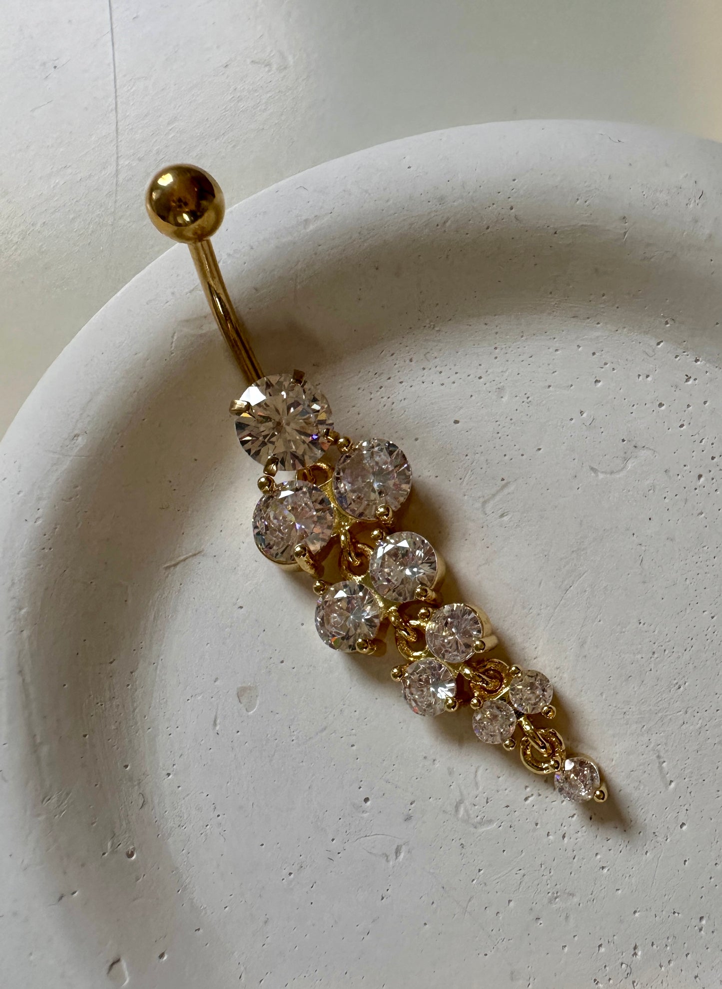 Bauchnabelpiercing in Traubenzweigoptik