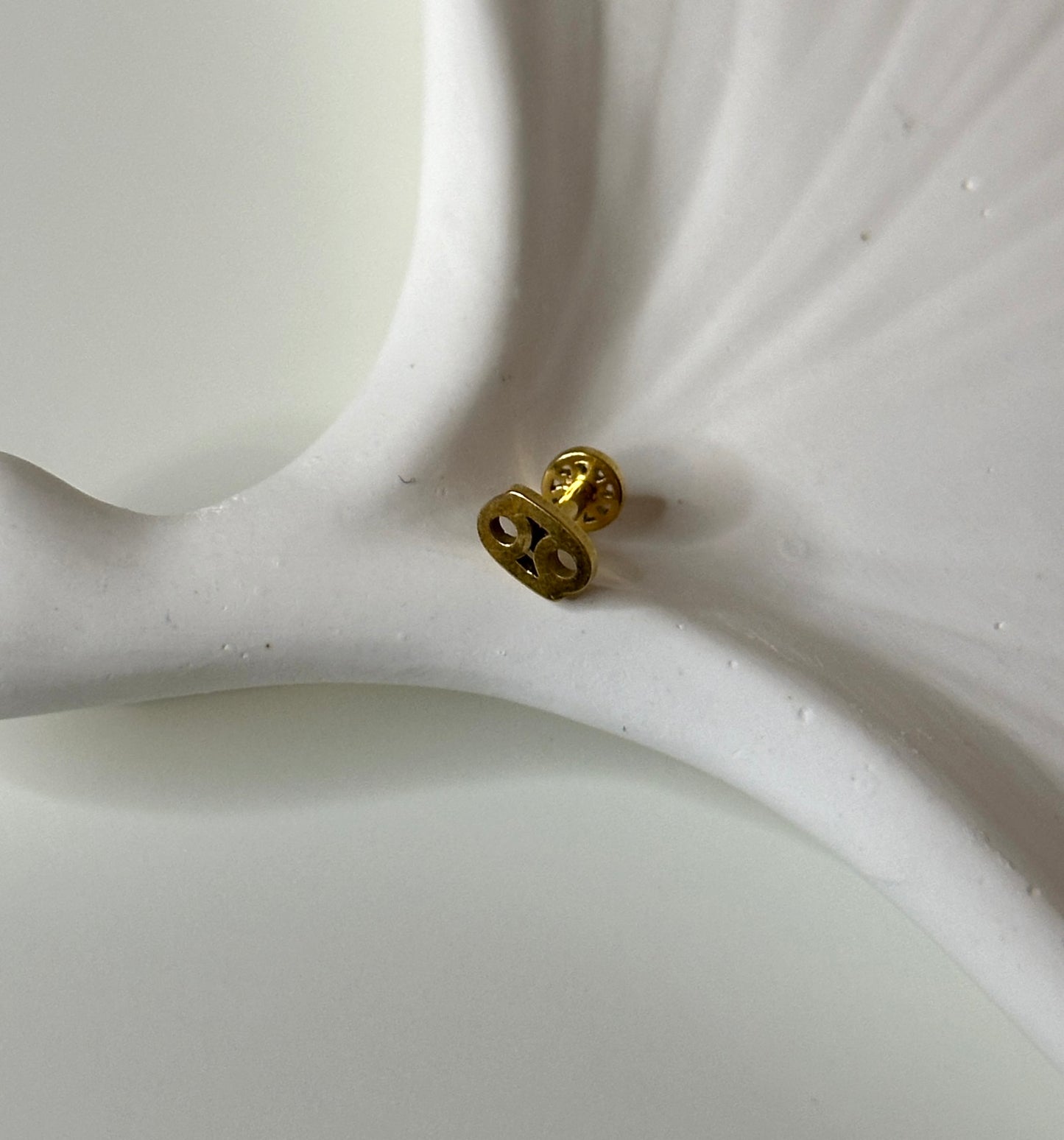Piercing ‚Cancer‘ in Gold