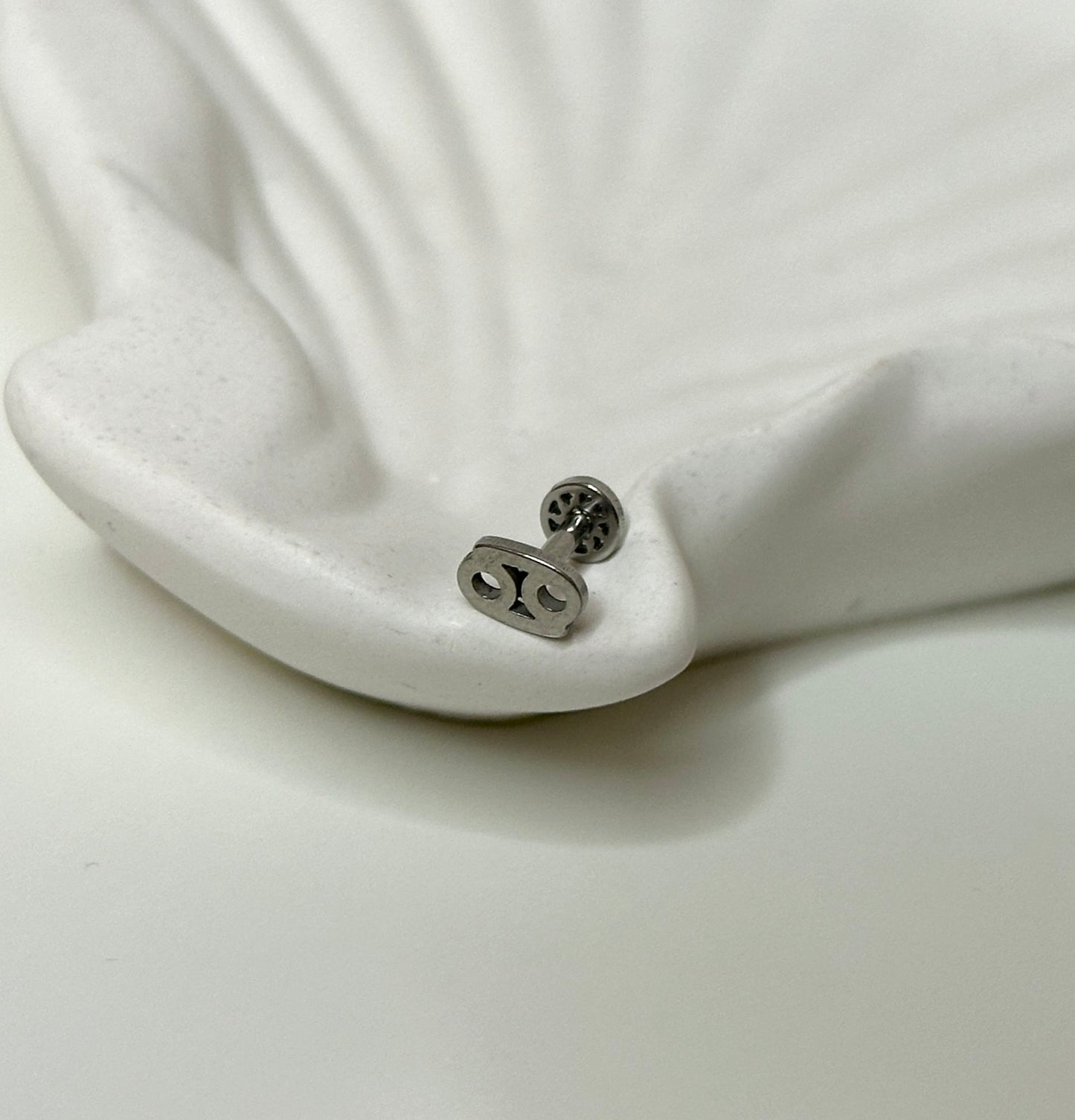 Piercing ‚Cancer‘ in Silber