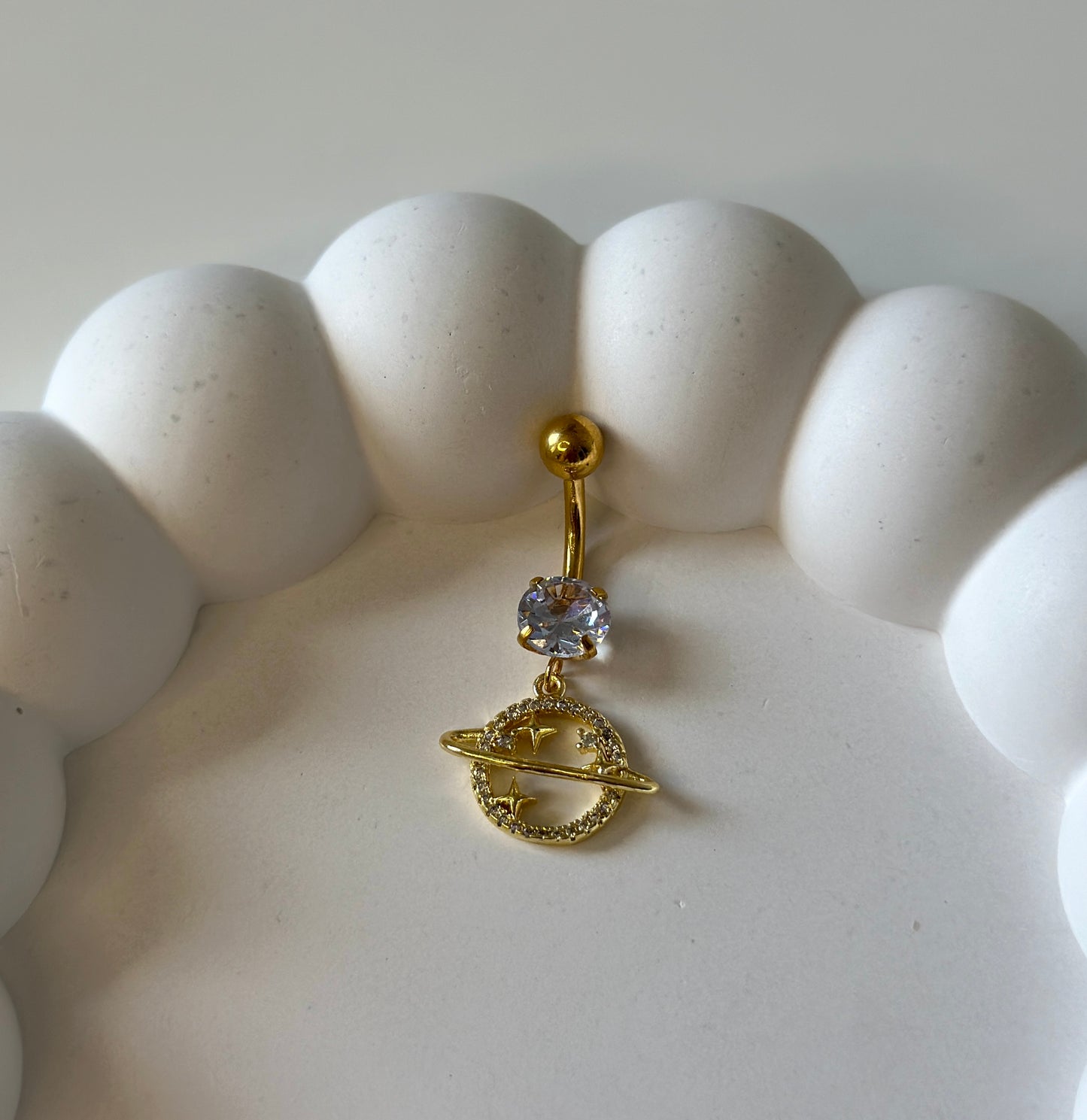 Bauchnabelpiercing ‚Saturn‘