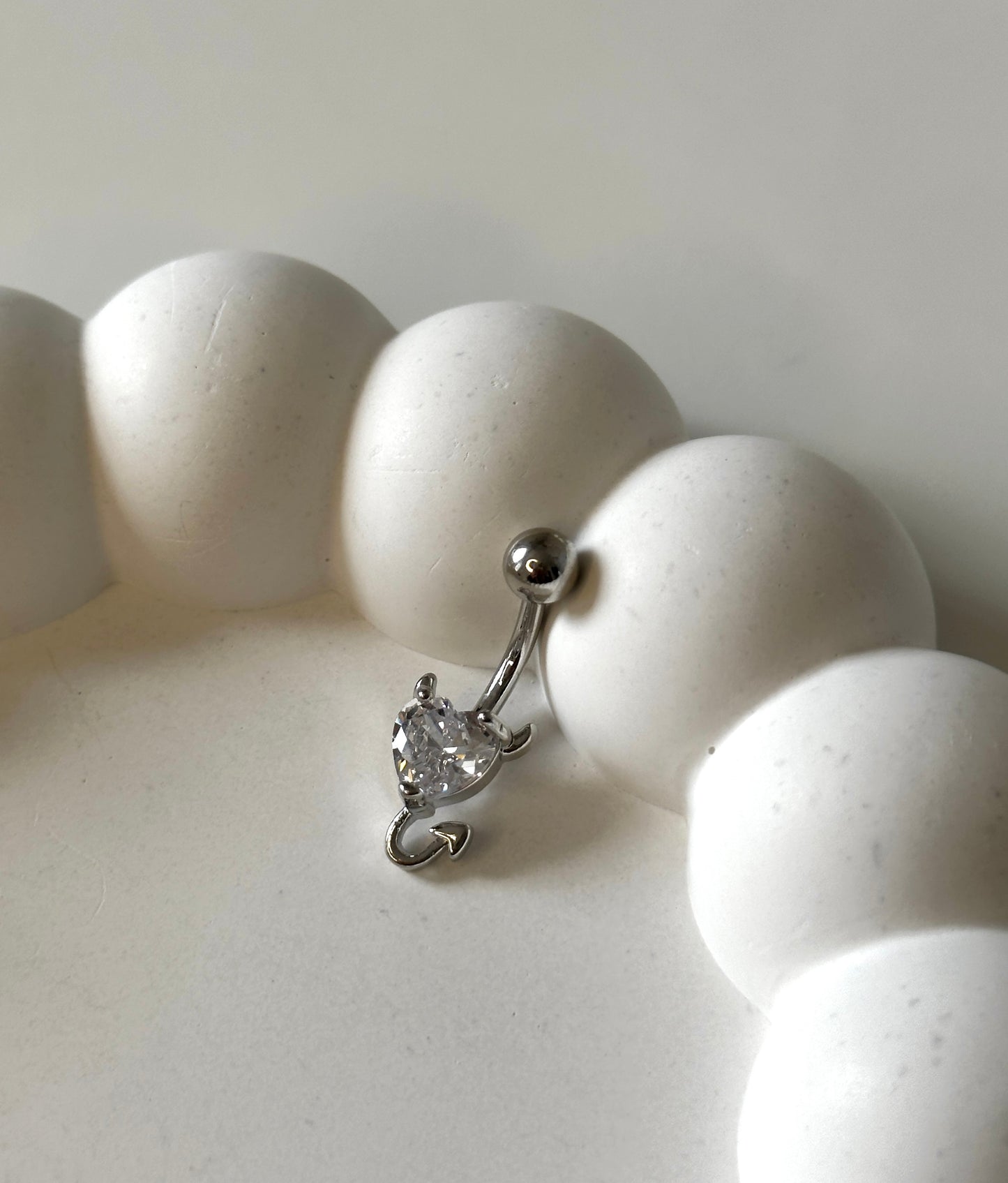 Bauchnabelpiercing ‚Devilish‘