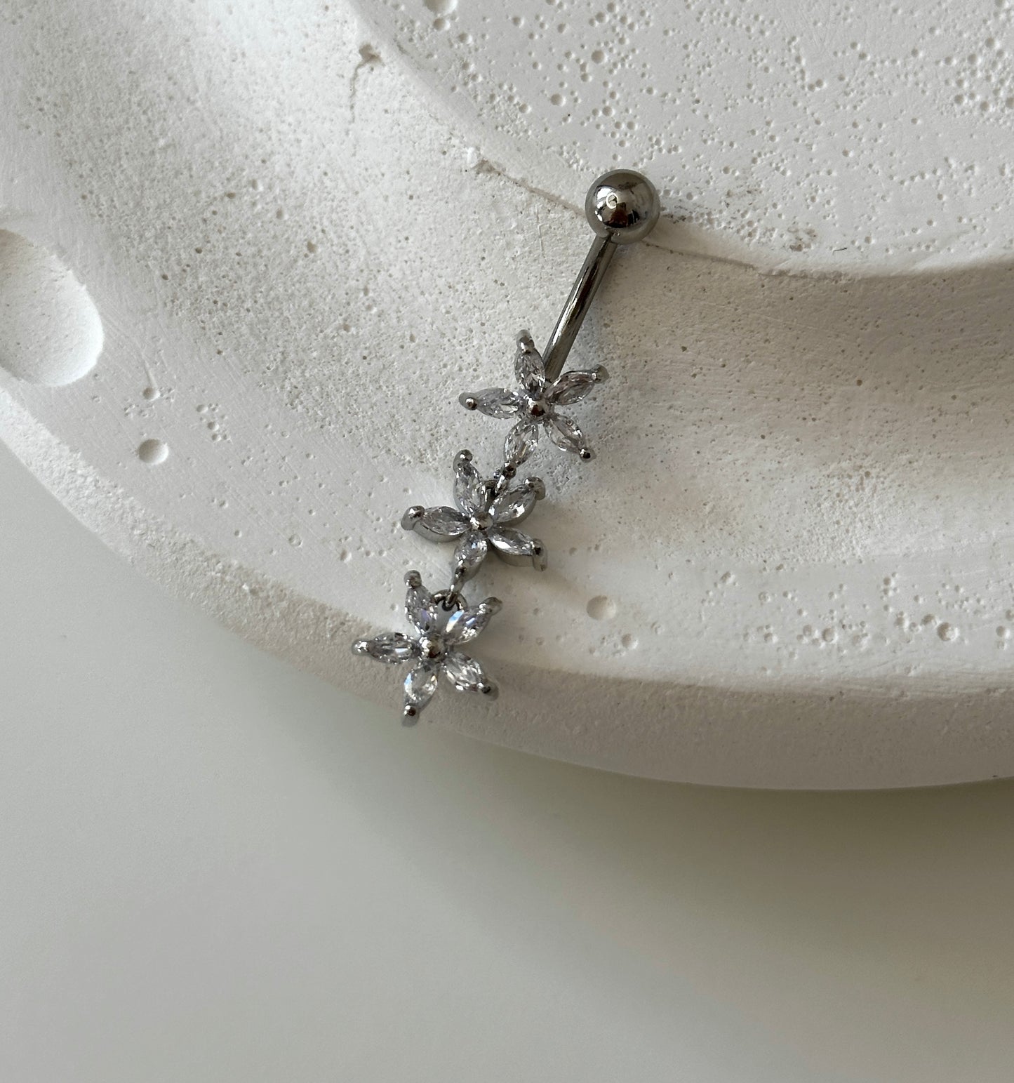 Bauchnabelpiercing ‚Silver Blossom‘