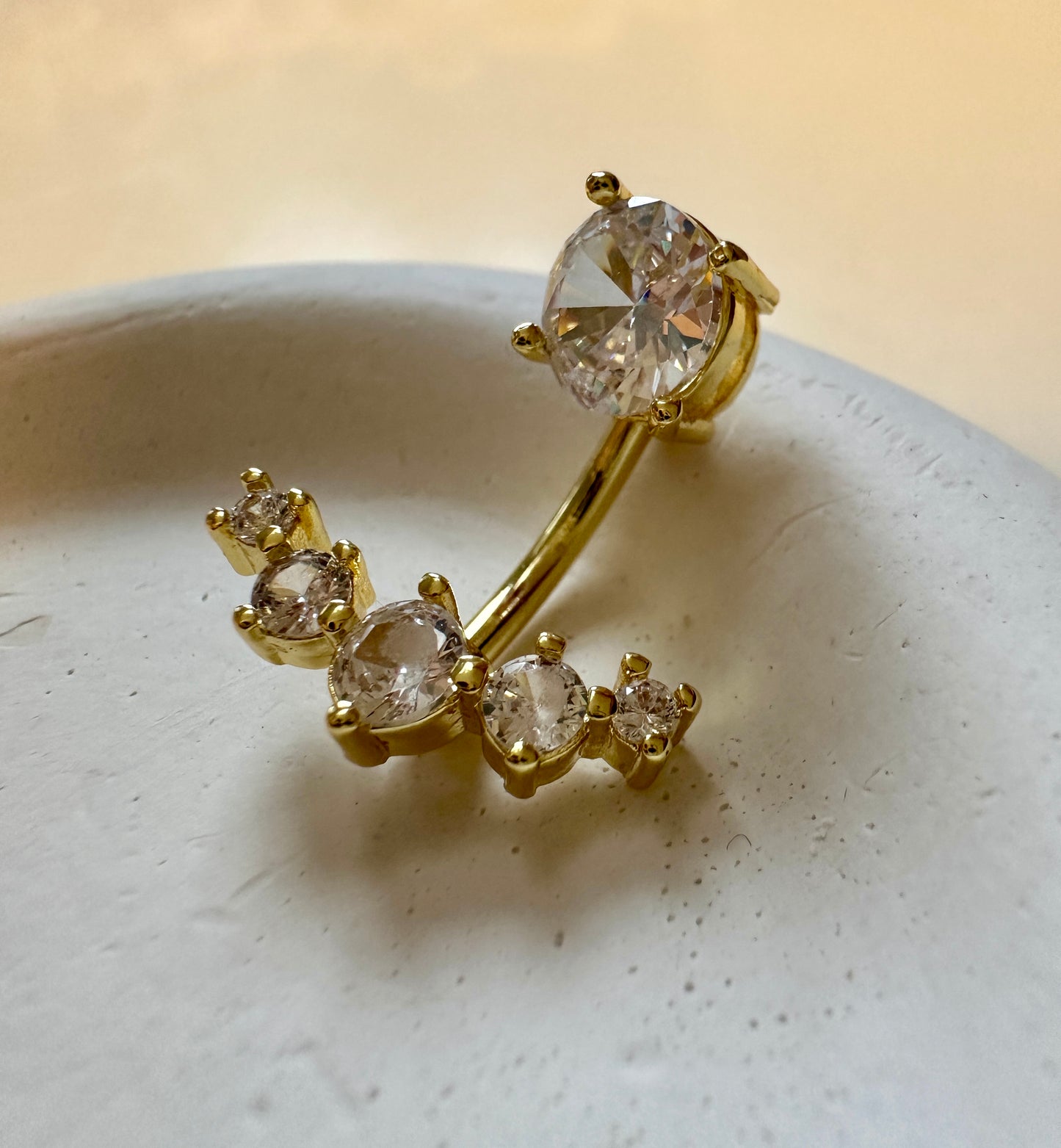 Bauchnabelpiercing mit Kristallsteinchen