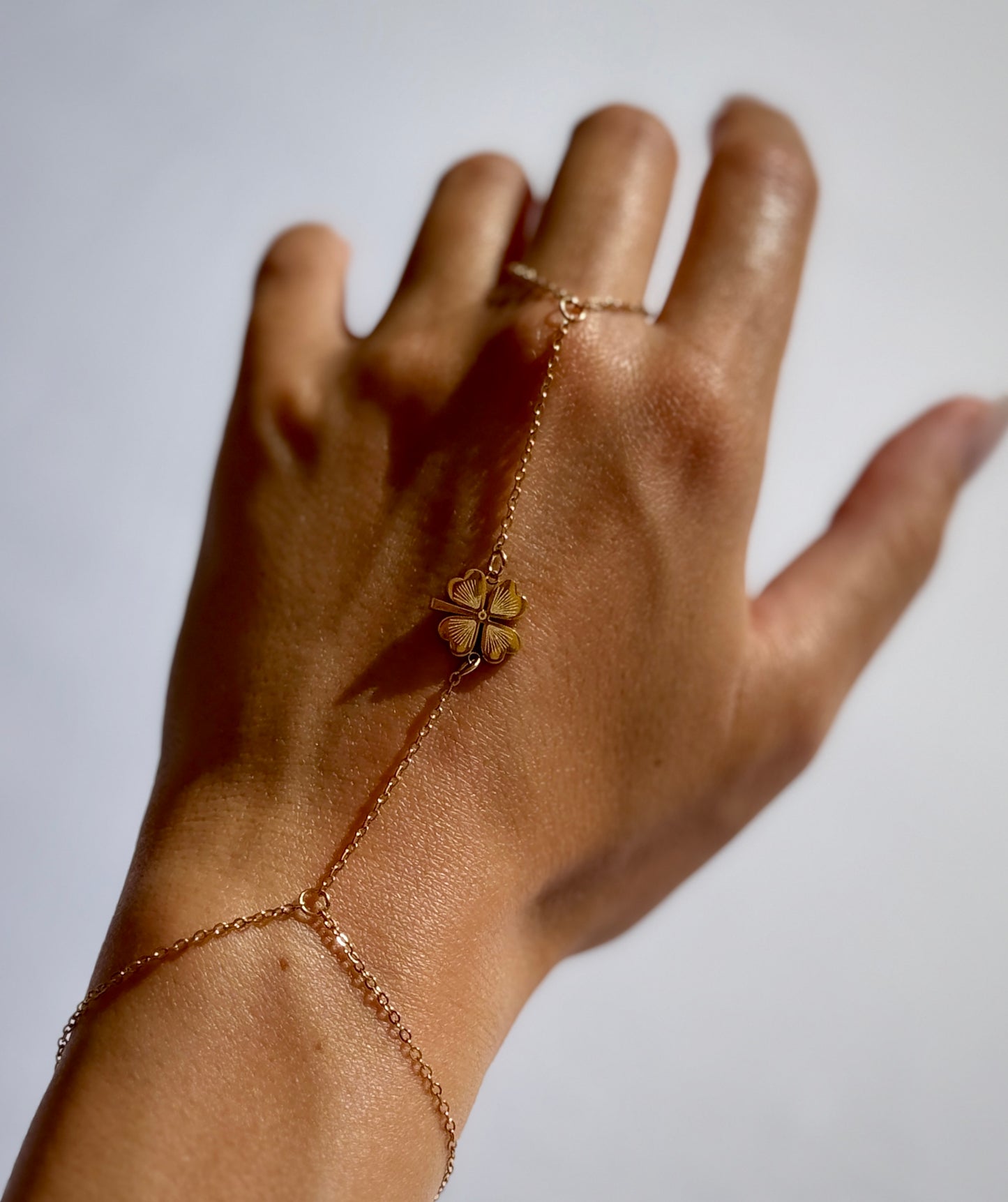 Handkette ‚Trèfle‘ in Gold