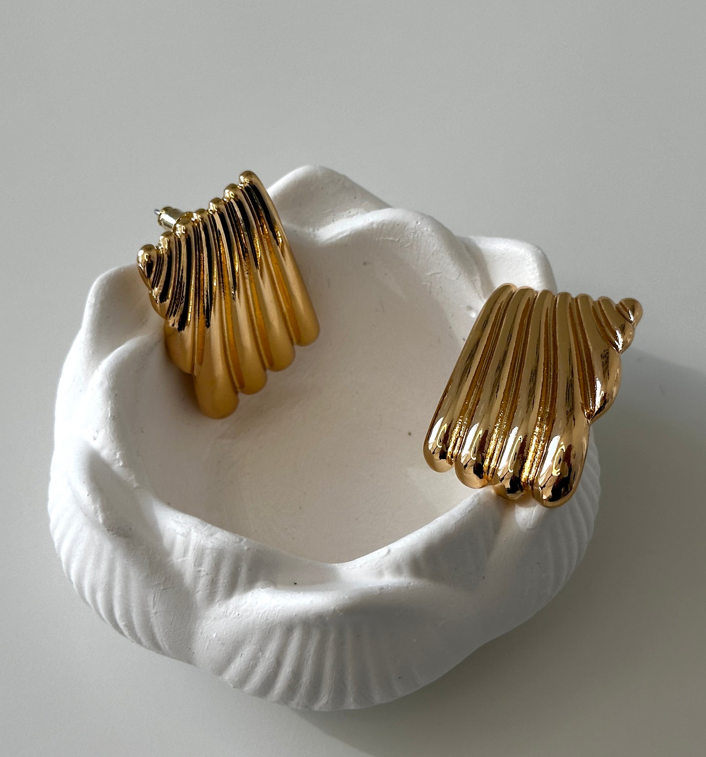 Ohrringe ‚Wellenkuss‘ in Gold