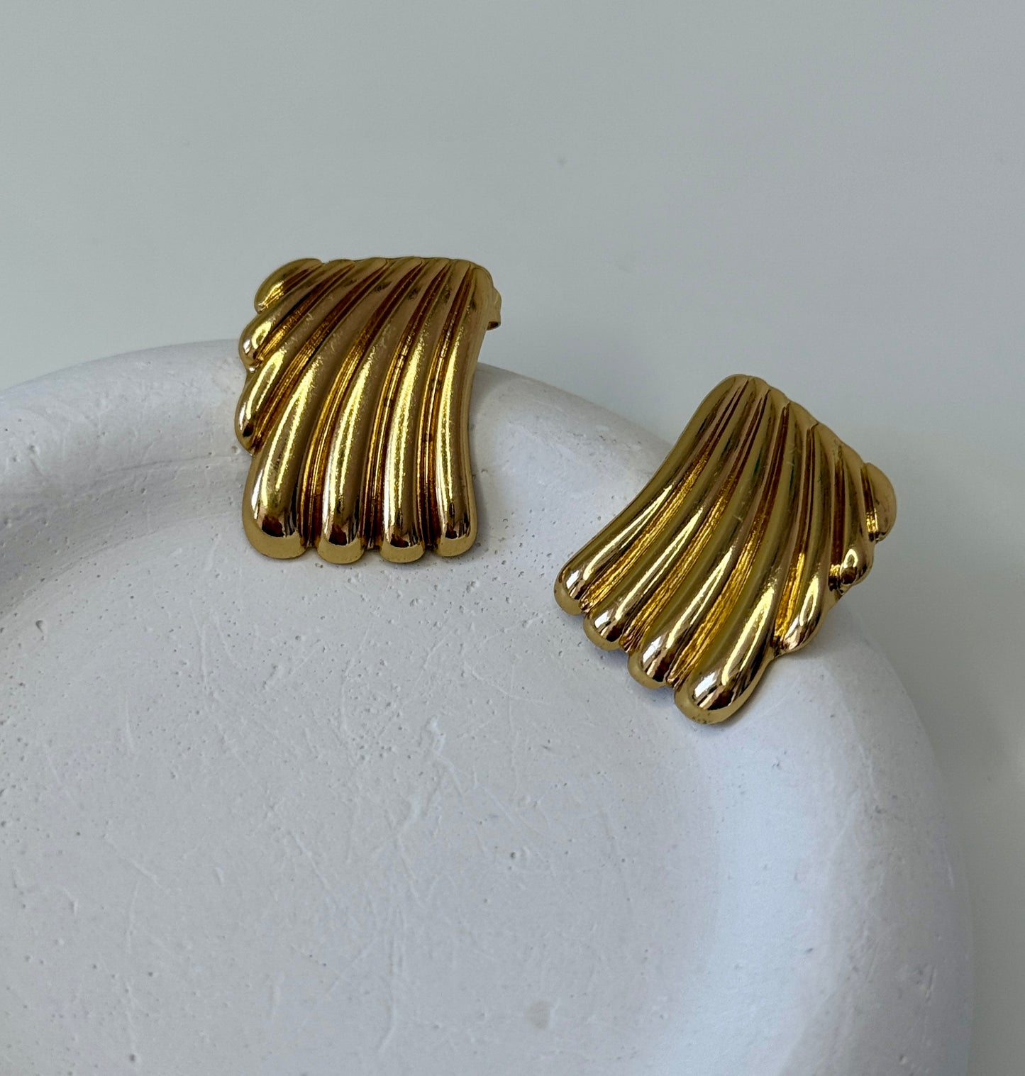 Ohrringe ‚Wellenkuss Mini‘ in Gold