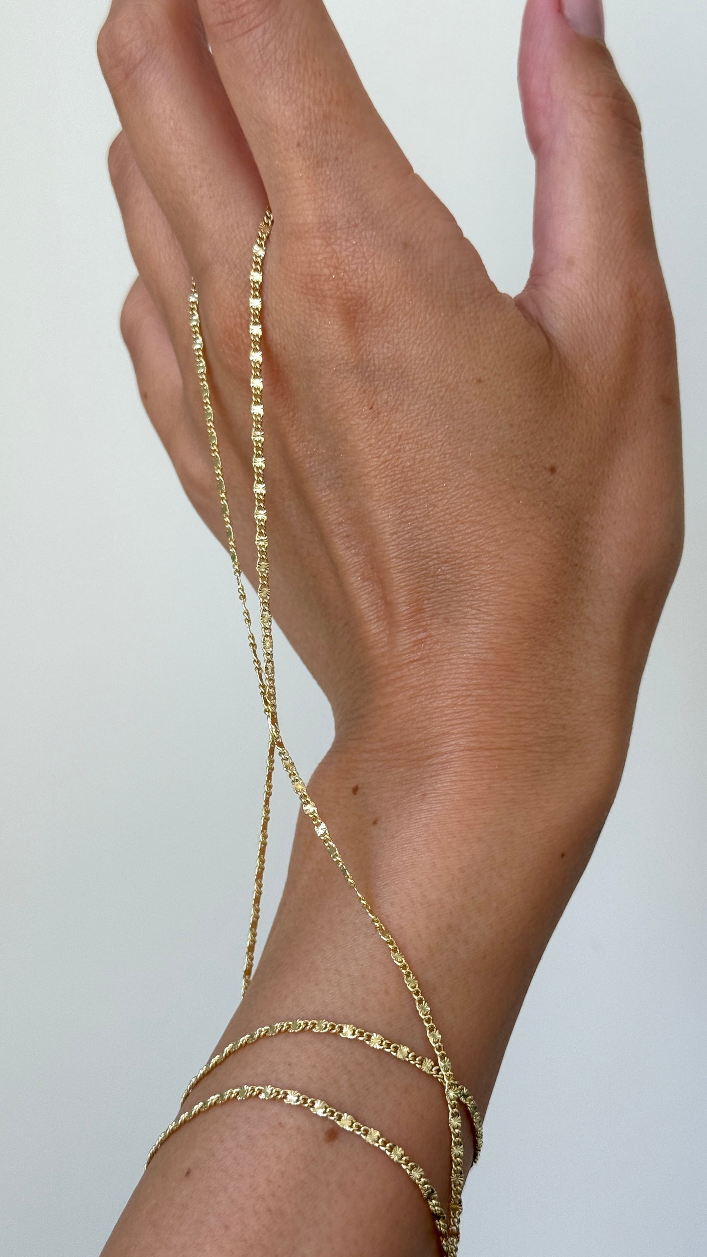 Handkette ‚Nayla‘ in Gold