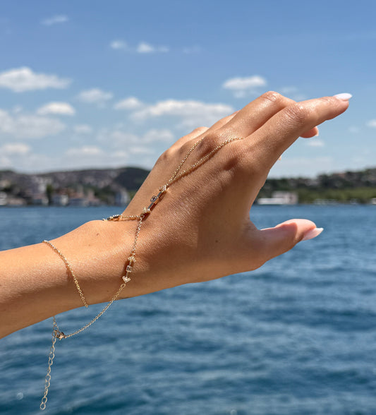 Handkette ‚Flèche Fine‘ in Gold