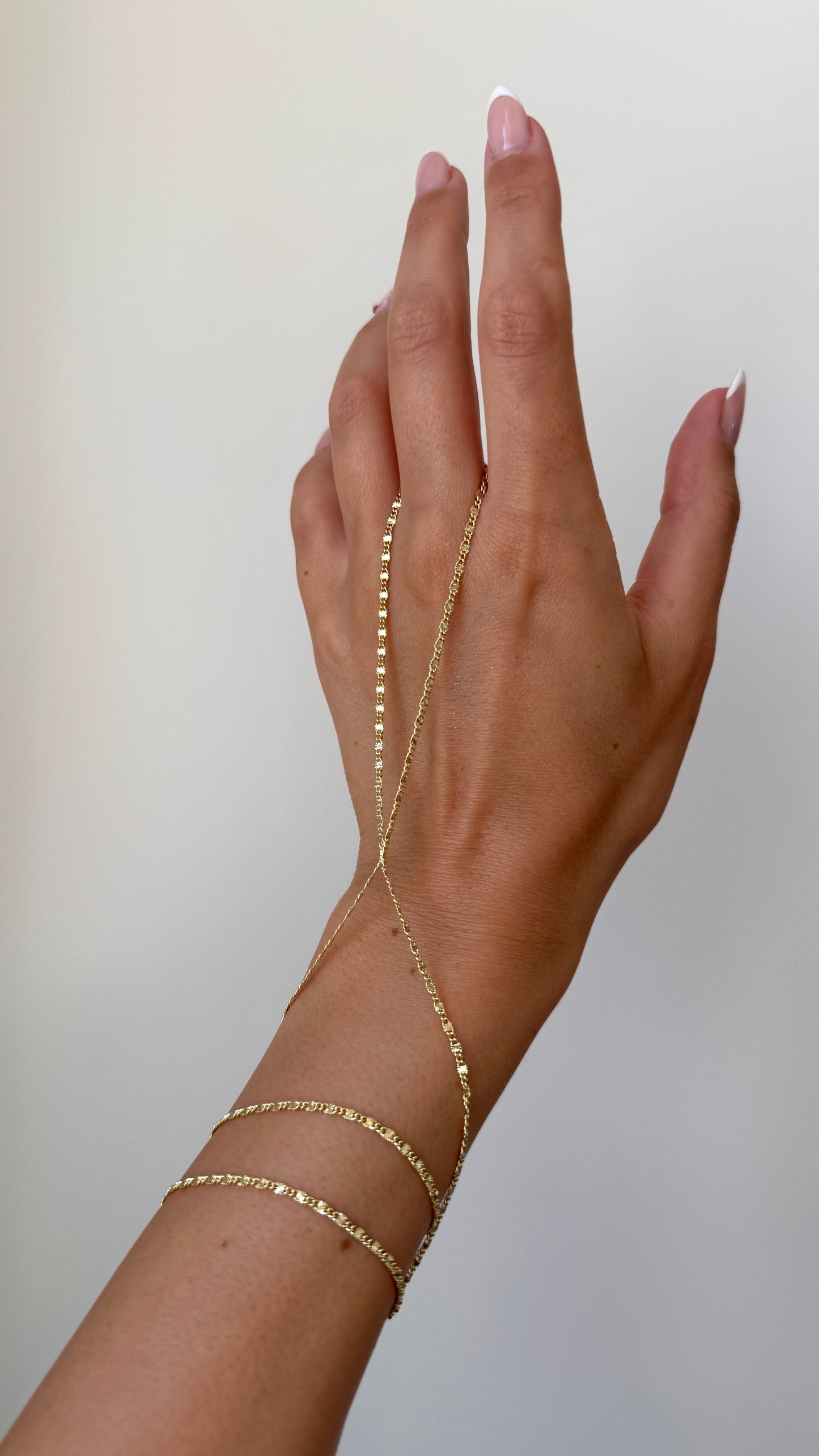 Handkette ‚Nayla‘ in Gold